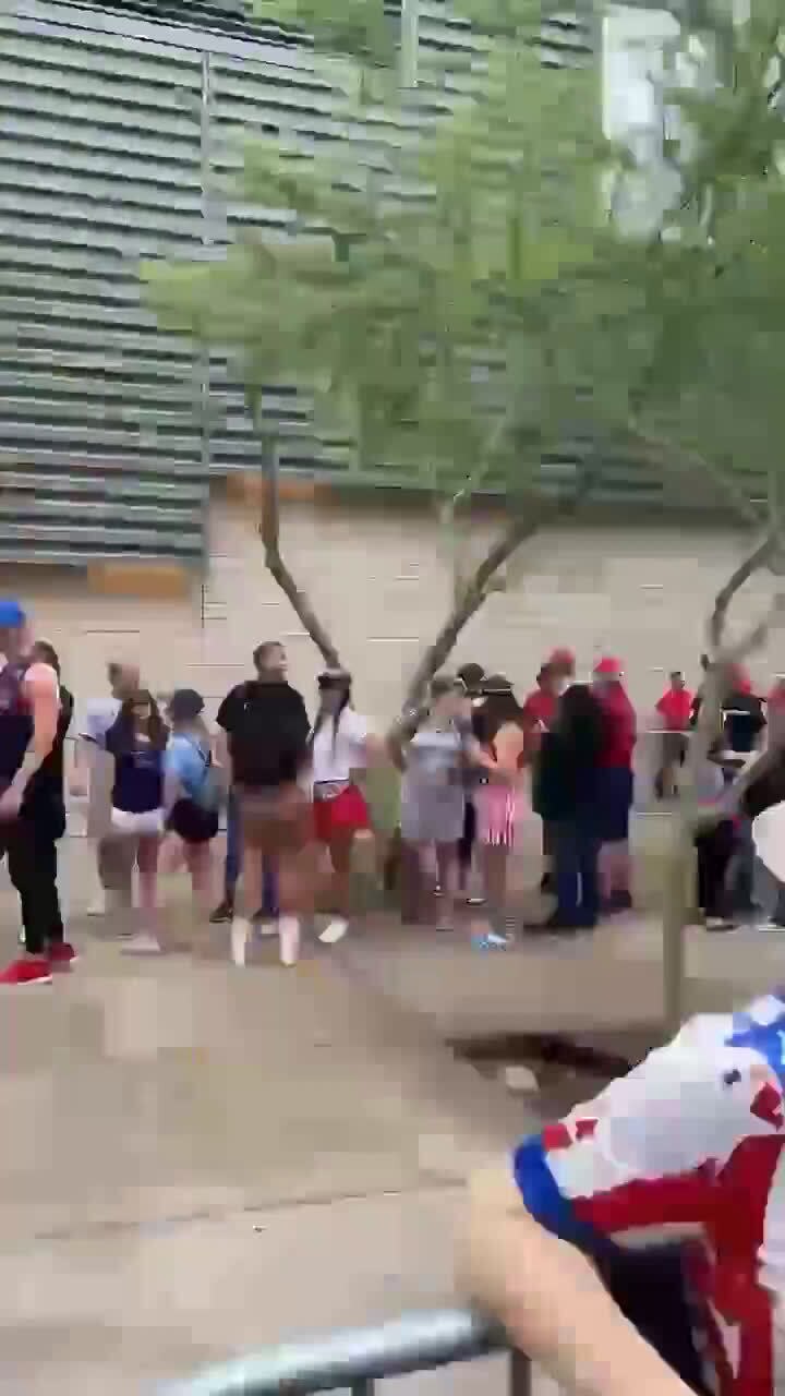 Unbelievable! There is a VERY long line waiting to see President Trump tonight in Phoenix...

👇👇👇