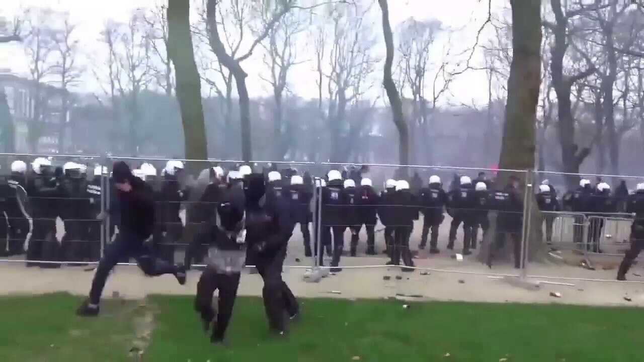 Over 100,000 people gathered in Brussels to protest against the sanitary measures.
Protesters are tr...