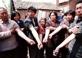 《共产党统治中国的150个家族》（DT挖掘机团队出品）
021.4 李长春家族

李长春到河南任书记的时候，导致河南艾滋病疫情爆发。

当时河南省政界有句口号：
“要想奔小康，赶紧卖血浆”！

据说这...