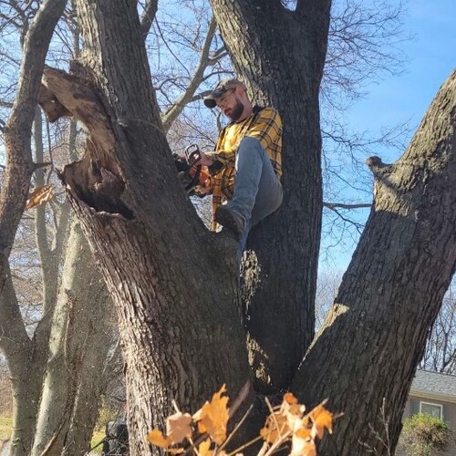 Crazy Chainsaw Guy with a pretty ass wife and 4 lil monsters