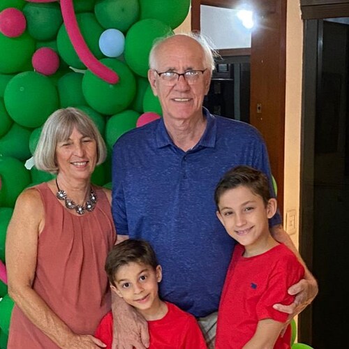Eu não passo pano para o Presidente Bolsonaro, eu lavo, encero, lustro, dou polimento, sou gado, sigo a boiada, tudo que for preciso para o fim do comunismo.