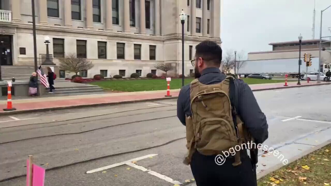 An armed demonstrator, describing himself as “anti-Black Lives Matter”, is out today across from the Kenosha County Courthouse 👀

https://twitter.com/BGOnTheScene/status/1460988638280433669?t=WWdqvhqz0KlUAxZaS01x_g&s=09