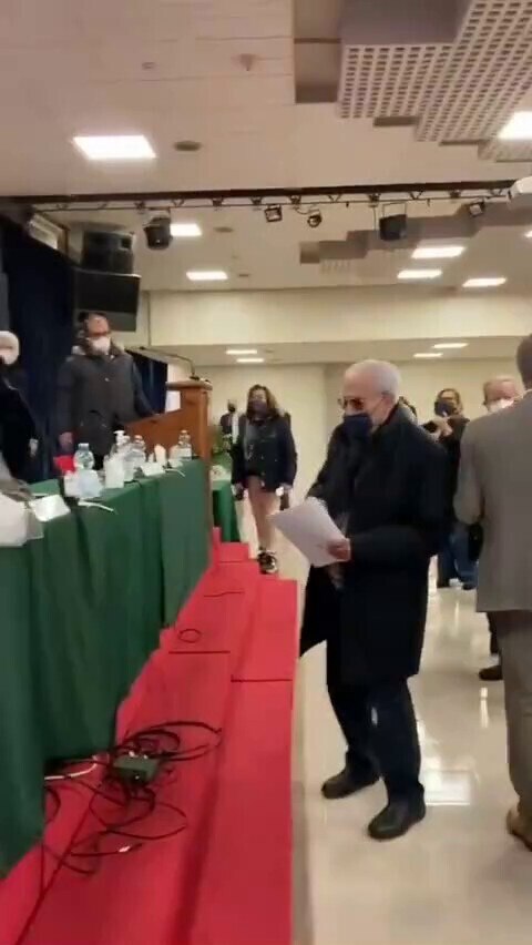 Dozens of doctors and nurses gatecrashed the assembly of the 'Order of doctors' in Rome today in revolt against the requirement to inject the public with the experimental covid jab and lockdown measures, these health professionals can't be bought 👏🏻   https://www.italy24news.com/News/amp/307121