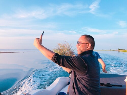 今天七夕情人节．我与我太太今天在海滩上享受了一下午！她釆了野花送给我！我们在朋友的私人海滩上正在烧烤．喝酒呢！此时此刻文贵衷心祝愿所有的推友们七夕快乐！🙏🙏🙏😻😻😻  