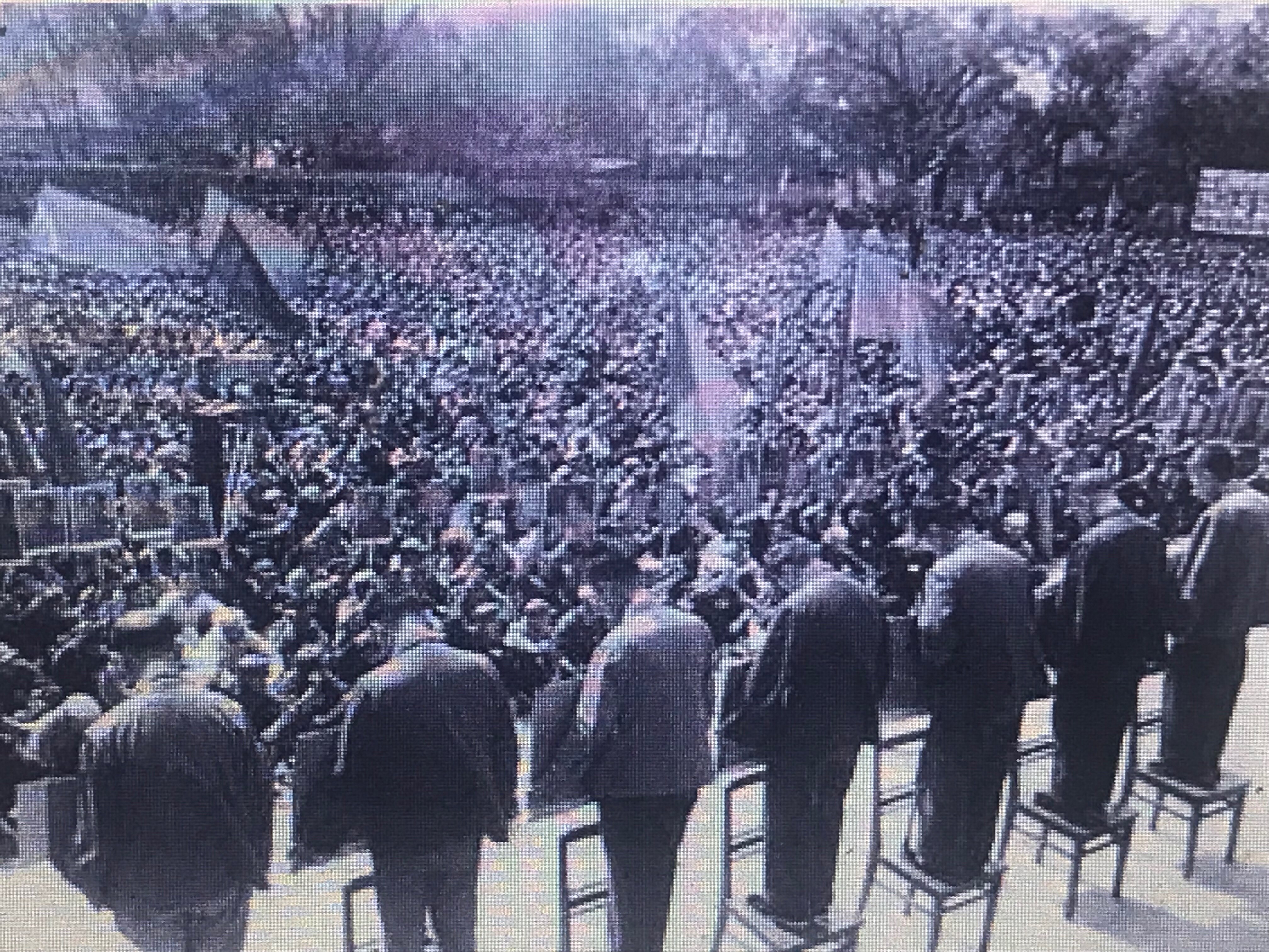 以前线下批斗。现在线上批斗封杀果然时代在“进步”呀