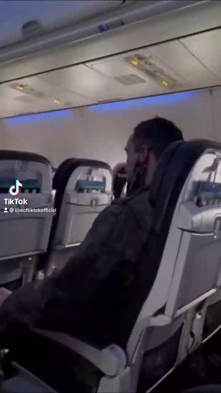 This guy reportedly kept a french fry in his mouth for the entire 1.5 hr flight so he wouldn’t have to wear a mask.

😎🔥