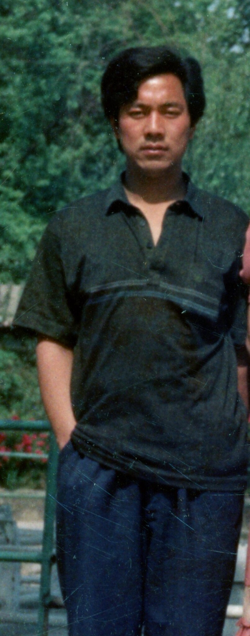 4月28日：刚出青峰看守所，与比我早离开看守所的8964狱友们还有老领导见面时的我。 

