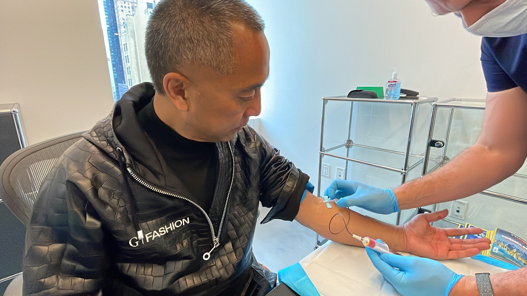  6月7号：尊敬的战友们好．第一个病毒的测试结果．



已经出来．阴性！

血液化验结果还在等待中！