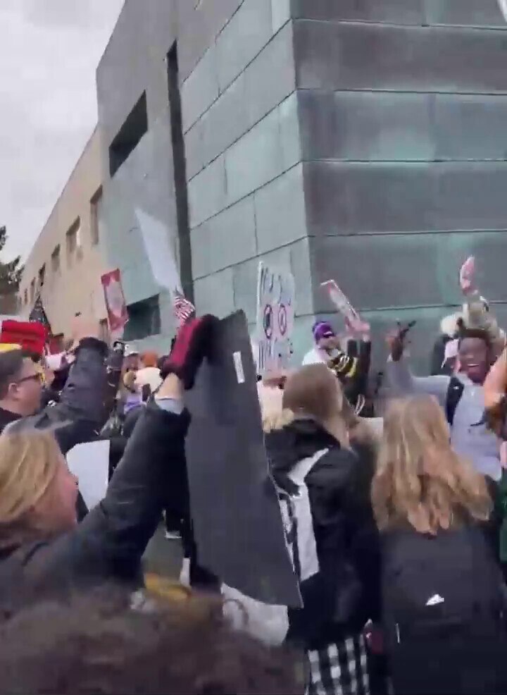美国伊利诺伊州，学生们抗议口罩。Students protest against masks in Illinois, USA