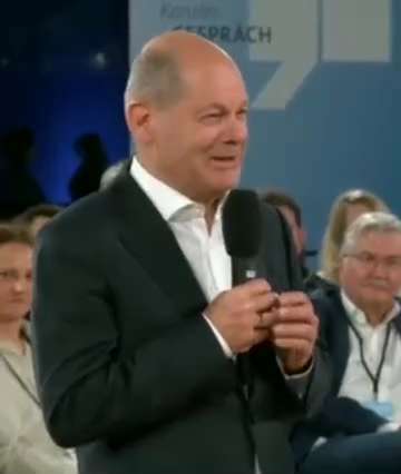 #Bundeskanzler #OlafScholz (#SPD): 

Immer nah dran, an den Sorgen und Nöten der Bürger …