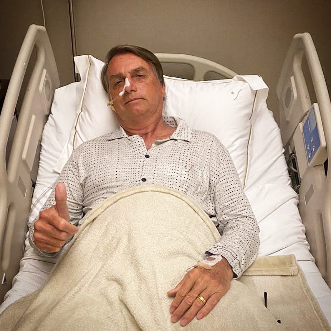 - Comecei a passar mal após o almoço de domingo.
- Cheguei ao hospital às 03h00 de hoje.
- Me coloca...