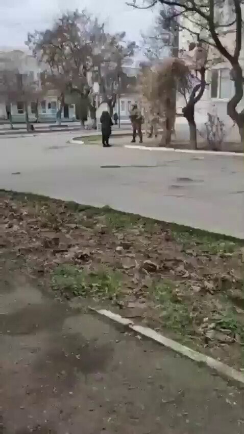 乌克兰大妈当街痛斥俄罗斯士兵：
-这是我们的土地，放下武器，赶紧滚！😡
-姐，这事我无能为力啊！
我后退也吃枪子……😢😢😢😢