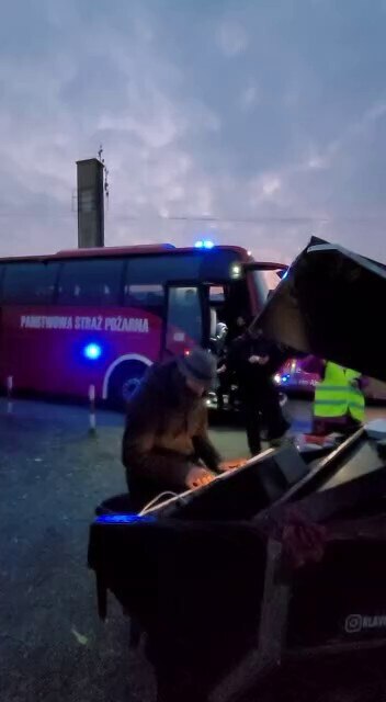 战地钢琴家Davide Martello 是所有媒体记者和在场观众眼中的明星。他主动提出要弹nicole曾经给他听过的一首曲子。经Nicole搜索查询，原来他要弹的是《灭共的雪》，现场听真的是血脉共鸣...