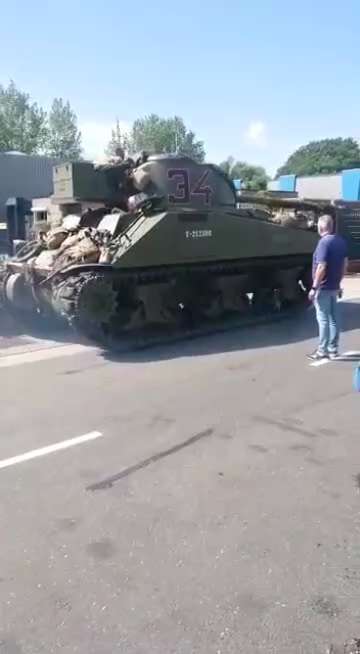 Dutch farmers brought a tank to help with their blockades 😂

https://twitter.com/TheRealKeean/statu...