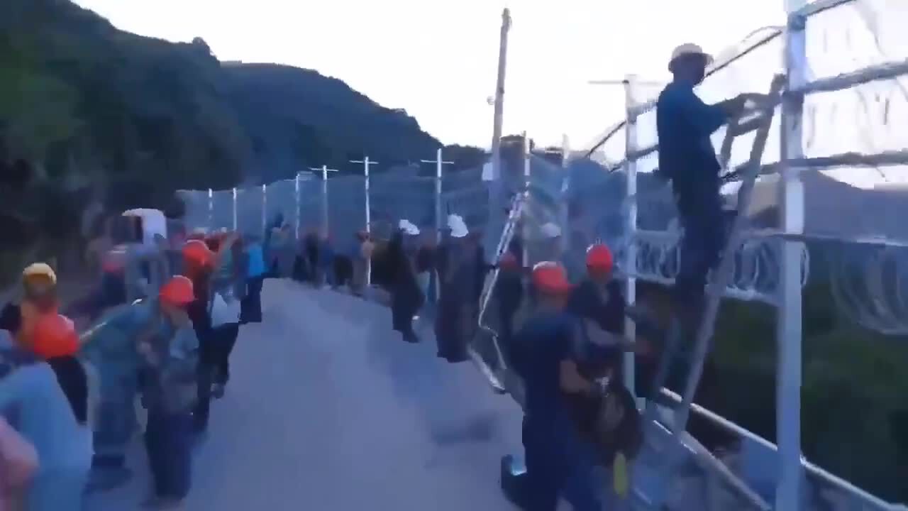 ⚠️SHARE TO MAKE HUMANITY AWARE⚠️

CHINA - Building a barbed wire wall, thousands of miles long, to k...