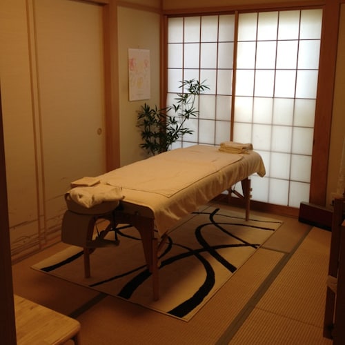 世界で最もポピュラーな代替医療のひとつ、レイキ（靈氣）ヒーリングで心身の氣の滞りをなくし、自然治癒力を高め、本来の愛と光に満ちた自分を取り戻すお手伝いを致します。当サロンは株式会社ナ・ムーが提供している日本伝承のレイキヒーリングテクニックに...