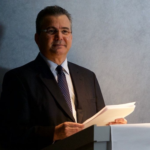 Empresário brasileiro nos EUA. Reside desde 1991. Consultor.Especialista em Marketing e Vendas.Canal de Consultoria e Negócios nos EUA. www.tinyurl.com/RWSYTch