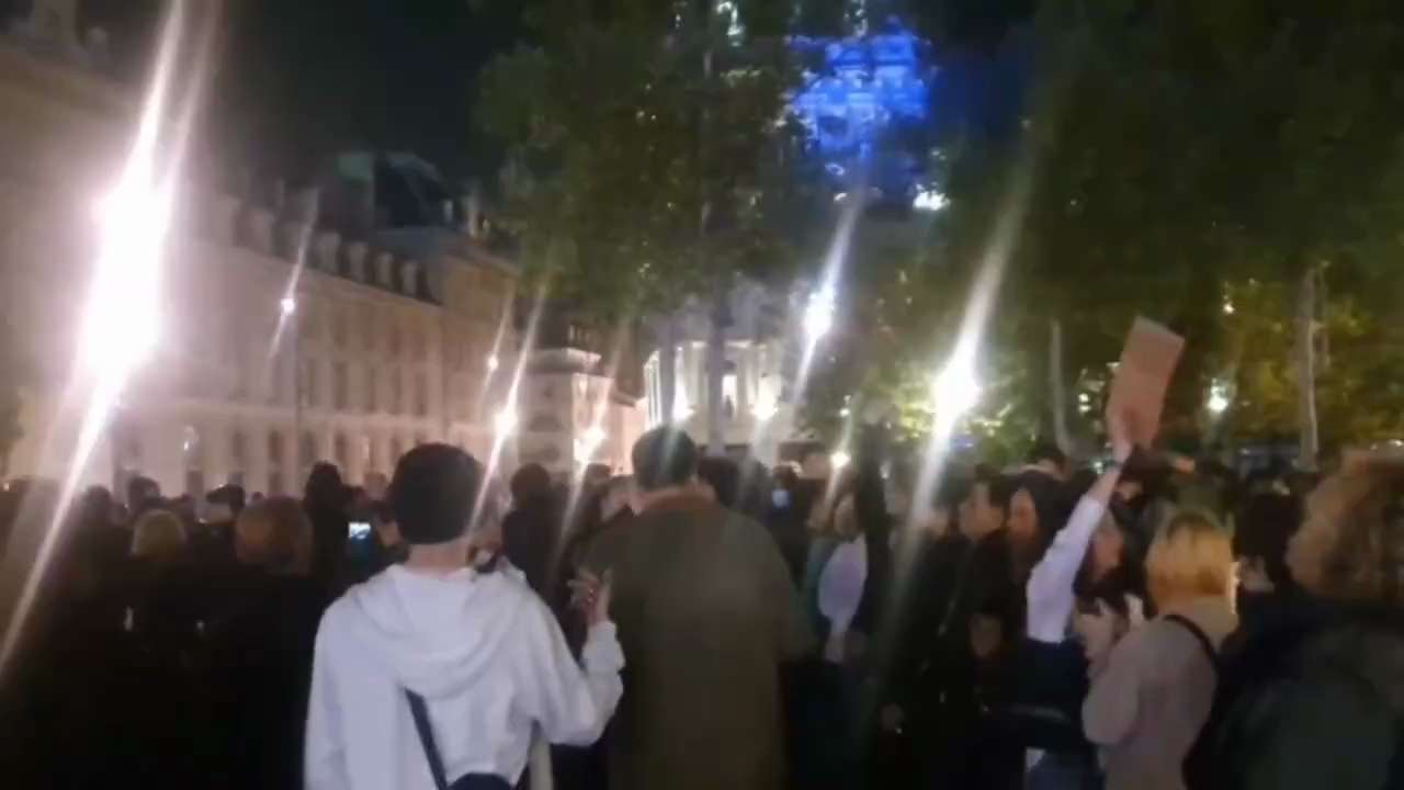 Sounds like Macron is as popular as Biden!
France - right now
Chants of: "Louis XVI we beheaded him,...
