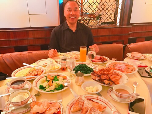 这早午餐吃的太多太丰富啦！还看到推友对着我大喊一切都是刚刚开始！我是每次吃饭的时候都祈愿我们十四亿同胞吃上不掺任何虚假的食品！  