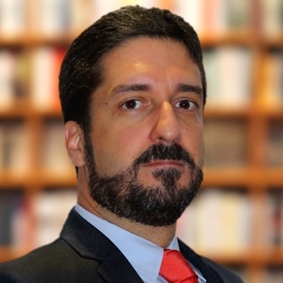 Conseguem me explicar onde se  prevê a possibilidade de conversão da medida cautelar de monitoração eletrônica por tornozeleira (CPP, art. 319, IX) em pena pecuniária? Será que é no mesmo código em que a imunidade parlamentar depende de quem seja o ofendido?

Mais um dia no nosso manicômio jurídico...