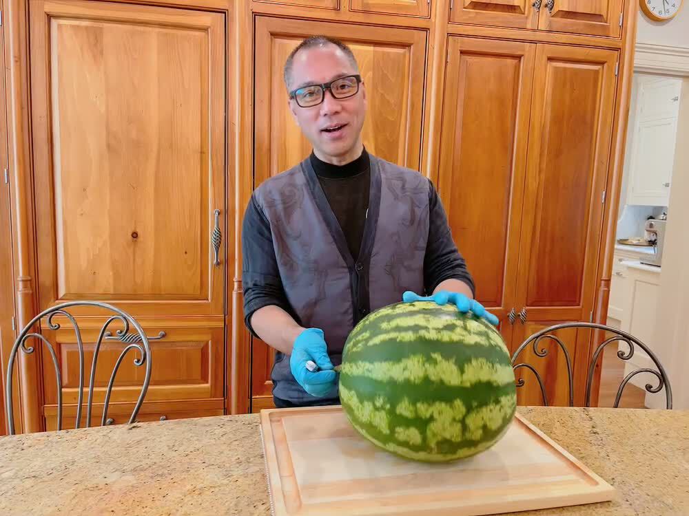 几十年来第一次去摘瓜……吃着自己摘的瓜．为战友们表现表现，我的连环刀法．莲花刀法！