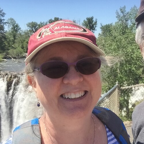 Conservative/Classical Liberal/Libertarian 
Southern by choice
Genealogy, Philosophy, Quilting, History of Religion