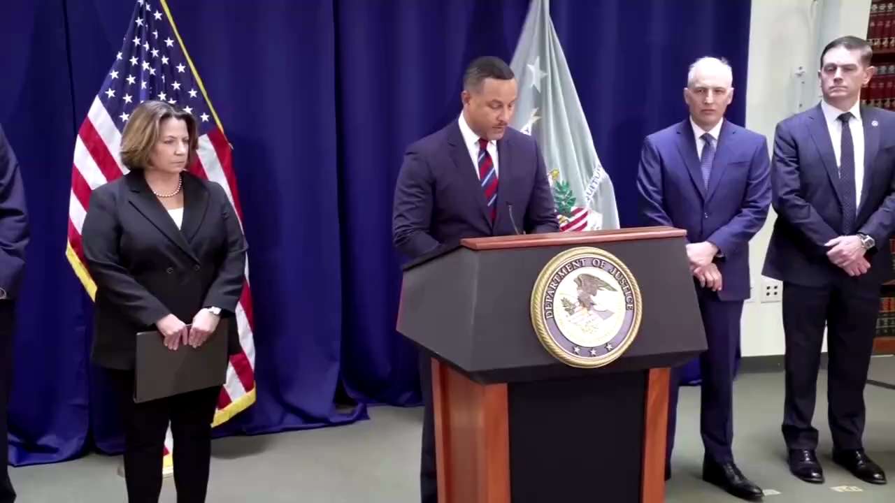 Lafarge 'made a deal with the devil,' say U.S. prosecutors
法国水泥制造商拉法基认罪
该公司曾向包括"伊斯兰国"在内的，被美国指定为恐怖分子的...