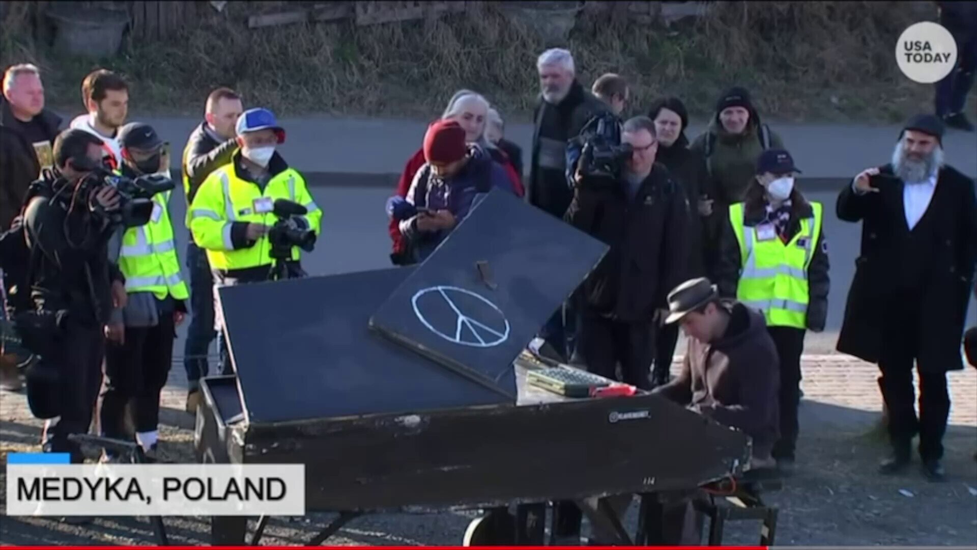 Refugee tents and flags of the New Federal State of China (NFSC)  -  USA Today
美国主流媒体「今日美国」以新中国联邦国旗和...