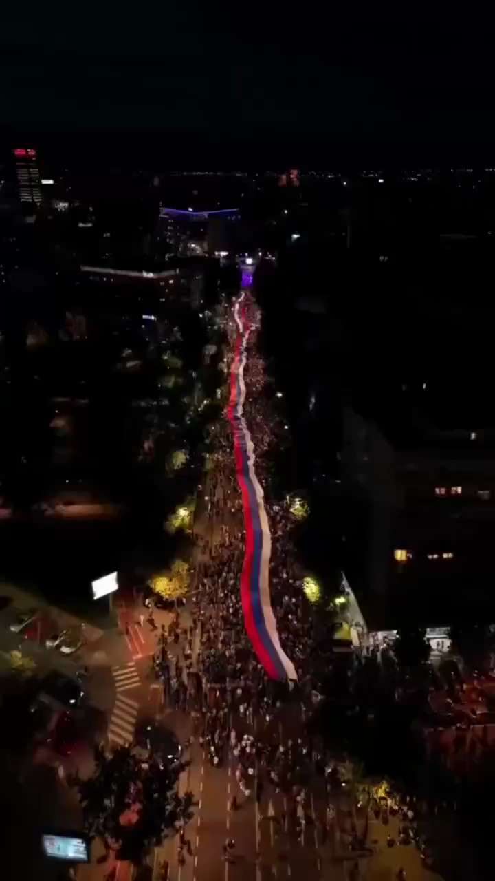 Hier à Belgrade, des milliers de personnes ont déployé un immense drapeau serbo-russe et ont marché ...