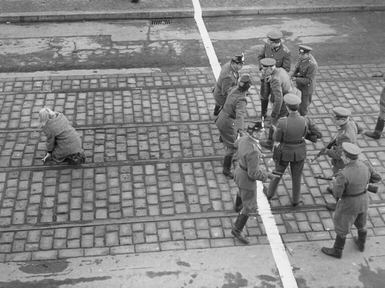 Uma das fotos mais impactantes da Guerra Fria foi tirada em 1955 quando uma jovem alemã fugiu do lado comunista em direção à liberdade. Reparem em como os