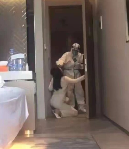 023900 国内现在的一切就是 #钱，所有人的人在钱面前人格尽失！每个人都恨共产党，但每个人都想当共产党！都想别人善良，自己从来不善良。这样的愚蠢，注定灾难！