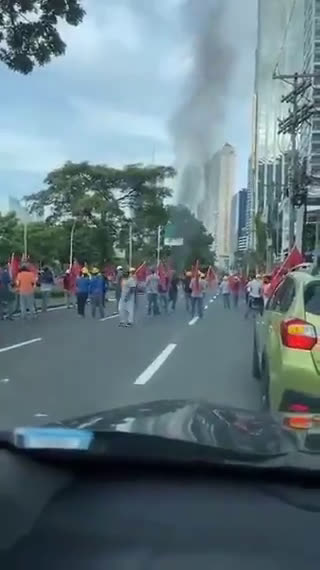 Mucho cuidado compatriotas. el "estallido social" que comenzó en Chile, luego pasó a Colombia, ayer ...