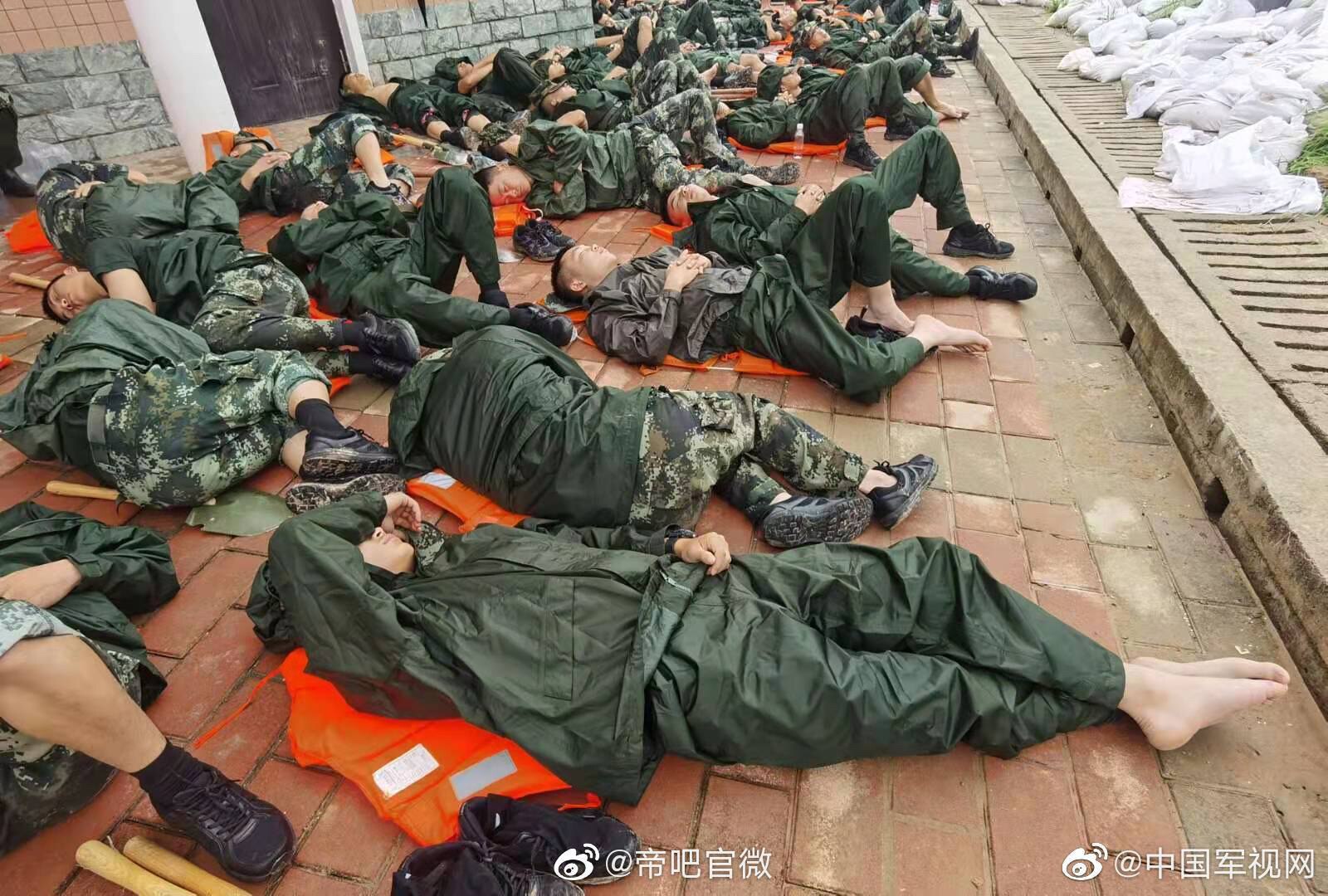 我啊你八辈祖宗摆拍