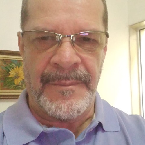 Casado, três filhas, três netos, Corretor Imobiliário, Formação e MBA em Logística Industrial