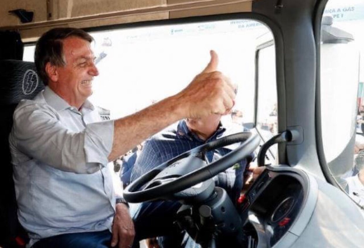 - Sancionado projeto de lei complementar, de autoria do Senador Jorginho Mello, que altera o Estatuto Nacional da Microempresa e da Empresa de Pequeno Porte. 

- Dentre as inovações, destaco a figura do MEI-CAMINHONEIRO, relacionado ao transportador autônomo de cargas, o qual passa a compor uma das categoriais passíveis de inscrição como MEI (Microempreendedor Individual).

-  Com a alteração, a inscrição como MEI passa a ser permitida para os transportadores e caminhoneiros que possuam faturamento de até R$ 251.600,00 por ano, ou seja, de quase R$ 21.000,00 por mês.