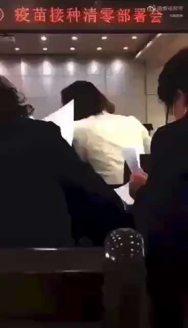 中共内部会议，必须强制打疫苗，而且明确告知工作人员，统一对外口径：这不是疫苗造成的，是你自己身体造成的。要是有这种情况也是……
​​🤬它们没有任何责任，都是你自愿同意接种的‼️