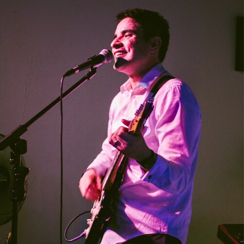 Rommel Andriotti é a voz, a guitarra e a mente por trás das músicas de sua carreira solo, da banda Polaris e da banda At...