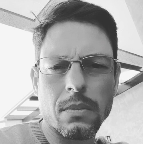 Cristão. Conservador.