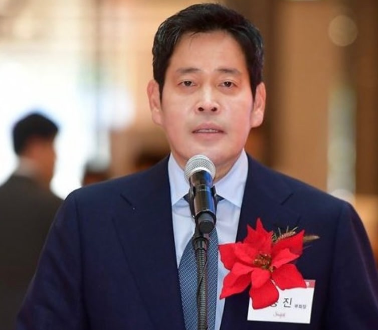 韩国新世界百货店副会长郑溶镇，他亮出习近平的照片说要灭共。
此前，郑副会长曾多次上传我不喜欢共产党的文章，但直接表示说不喜欢中国共产党，这还是第一次。
可见韩国的反共思想已经从民众到大企业家了。我们要...