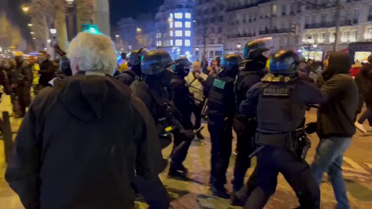 It's late in the evening in Paris and Macron's minions picking off small groups, kicking and swinging their batons at them indiscriminately, don't forget all this is supposed to be "for their health"!