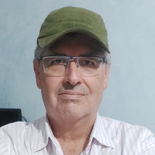 I'm conservative in politics, liberal in economics. I'm here to fight for the conservative cause. Conservador em política e liberal na economia.