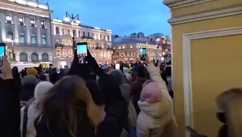 莫斯科和圣彼得堡的反战游行！
反对普京！