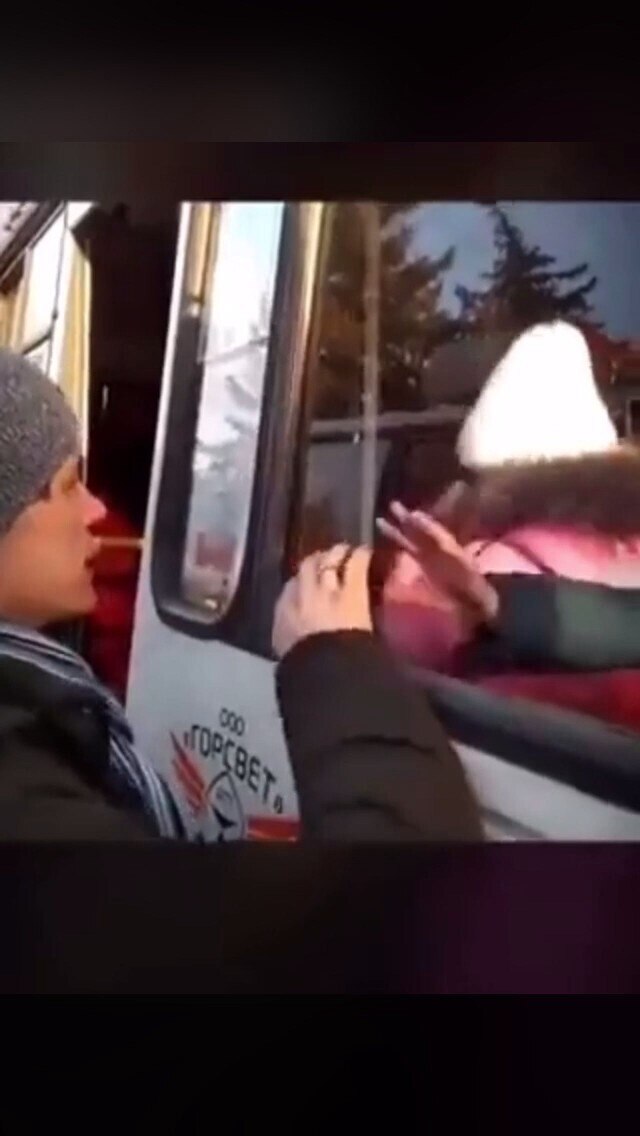 2月26日：这是真的吗？［同学抱怨中国撤侨，其他国家是半个月前就撤走了，中国目前为止还没什么动作。
昨天我给她发我看到的消息，中国开始是着手撤侨了。
她说撤侨的号码收到了，号码排四千左右，据说总共六千...