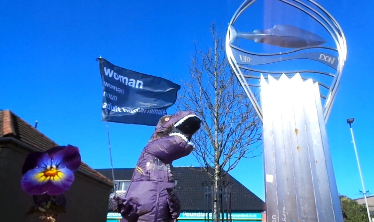 Dinosaurs break out of Aberdeen and head to Inverurie in the shire. Public massively supportive. #wo...