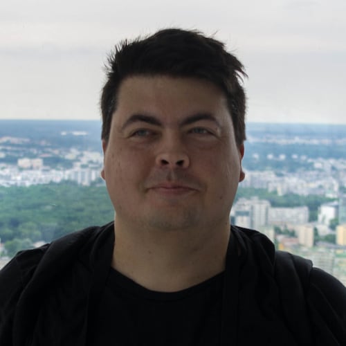 Polak, patriota, anglista, miłośnik dobrej architektury i dobrego standupu, reżyser kina akcji; Bóg, Honor, Ojczyzna, Na...