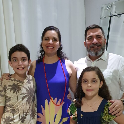 Pai e Cidadão.
O sentido na vida? Há caos para se enfrentar, ordem para se construir, e maldade a se reprimir. Comece com isso e deixe de resmungar.  J.P.
