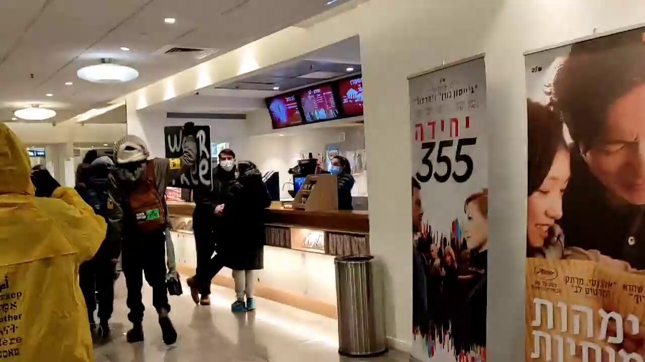 Unjabbed Israelis, who are barred from entering cinemas because of "vaccine passports", storm the building singing "people like us never give up", which has quickly become a chant of choice around the world 👏🏻