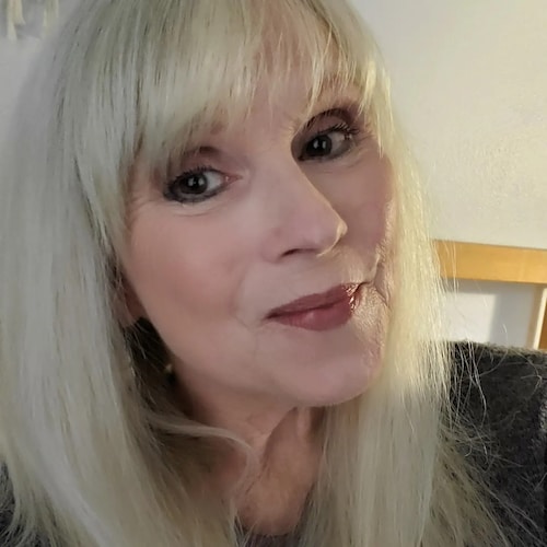 Conservative, Autodidact, Christian, ✝️ Blogger, Photographer, Writer, Gun girl!  🇺🇸🇺🇸🇺🇸