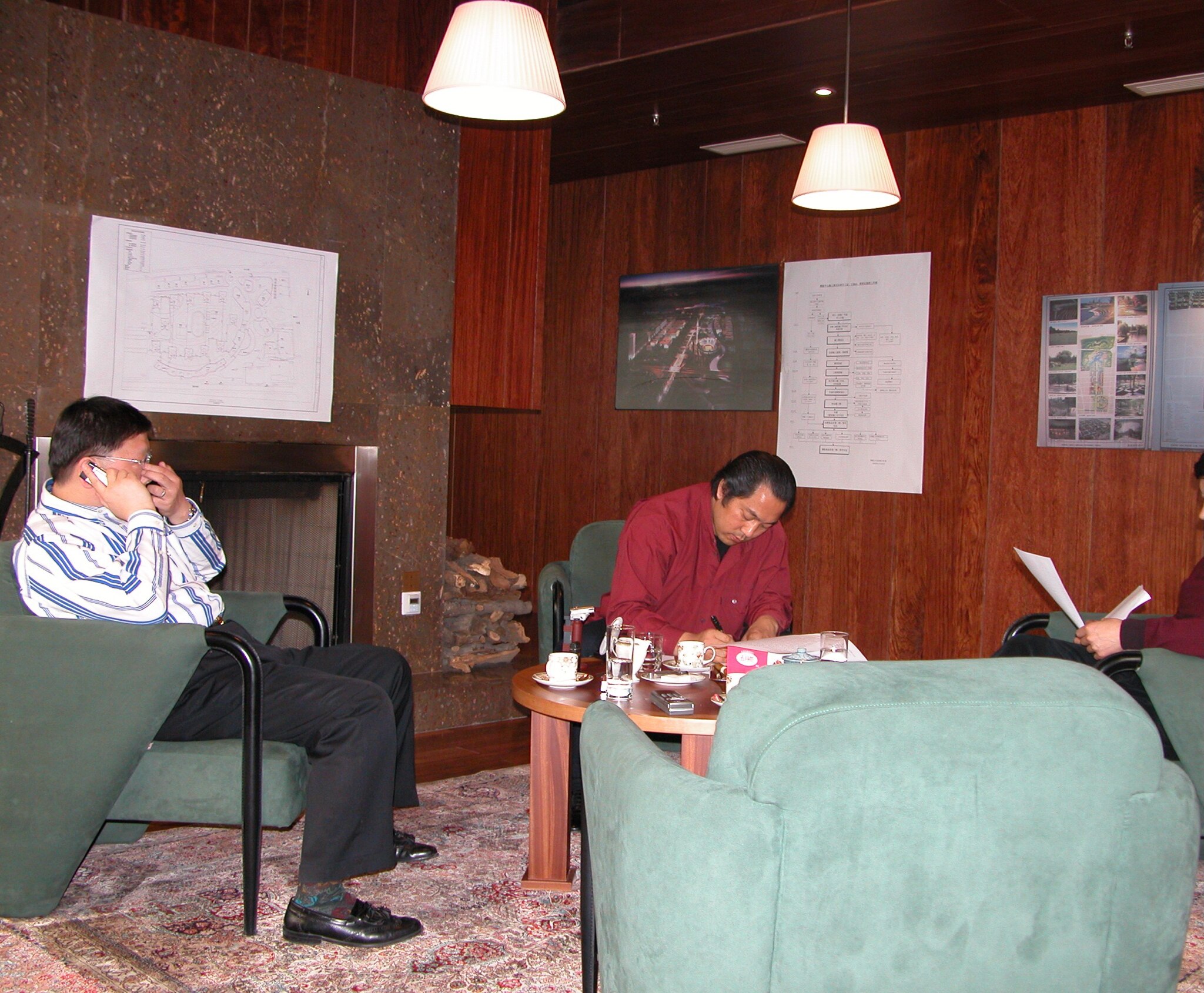 11月13号：再油腻一下……当年在北辰东路的摩根办公室．看墙上的当初的盘古大观的龙头照片你们就明白了……这两个照片是与台湾的朋友一起在讨论一些事情……当时的很多的朋友现在都在哪呢？但是有很多在这个楼里...