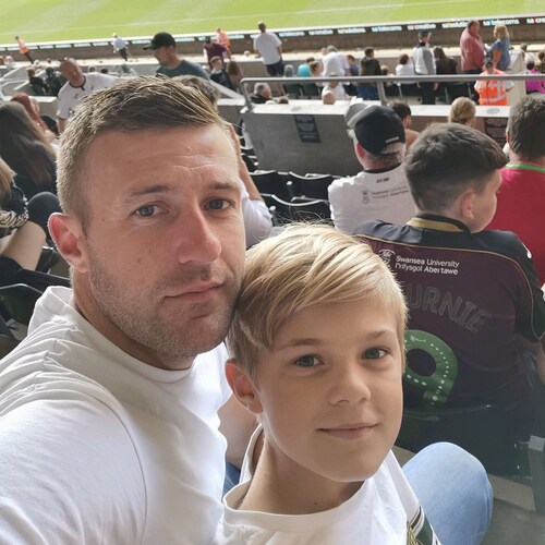 carpenter from Devon England 
against corrupt governments using fear to control the population.
love family, food and fo...